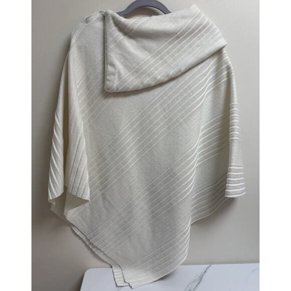 Le Moda White Ribbed Asymmetrical Poncho Cape Wrap Shawl Button Detail One Size - Picture 2 of 5